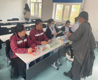 扎賚諾爾區(qū)衛(wèi)生健康委員會開展食品營養(yǎng)日與家庭醫(yī)生簽約宣傳活動